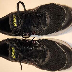 Womens black running shoes, size 8.5